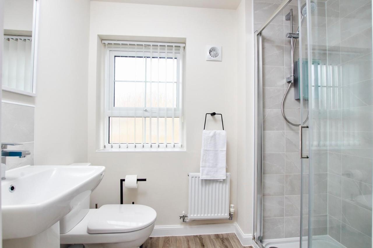 Superb 3Br House In Coventry Sleeps 9 W/Parking Villa Exterior photo