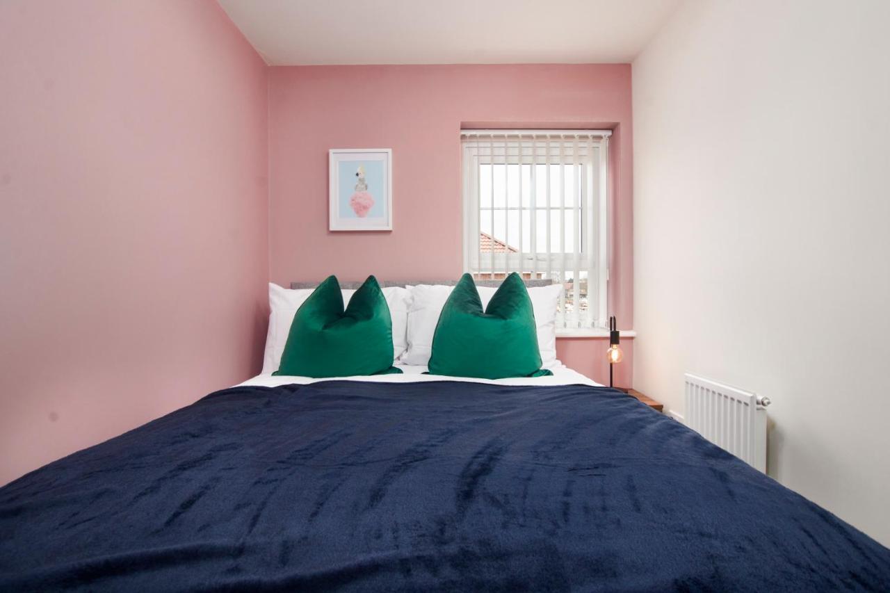 Superb 3Br House In Coventry Sleeps 9 W/Parking Villa Exterior photo