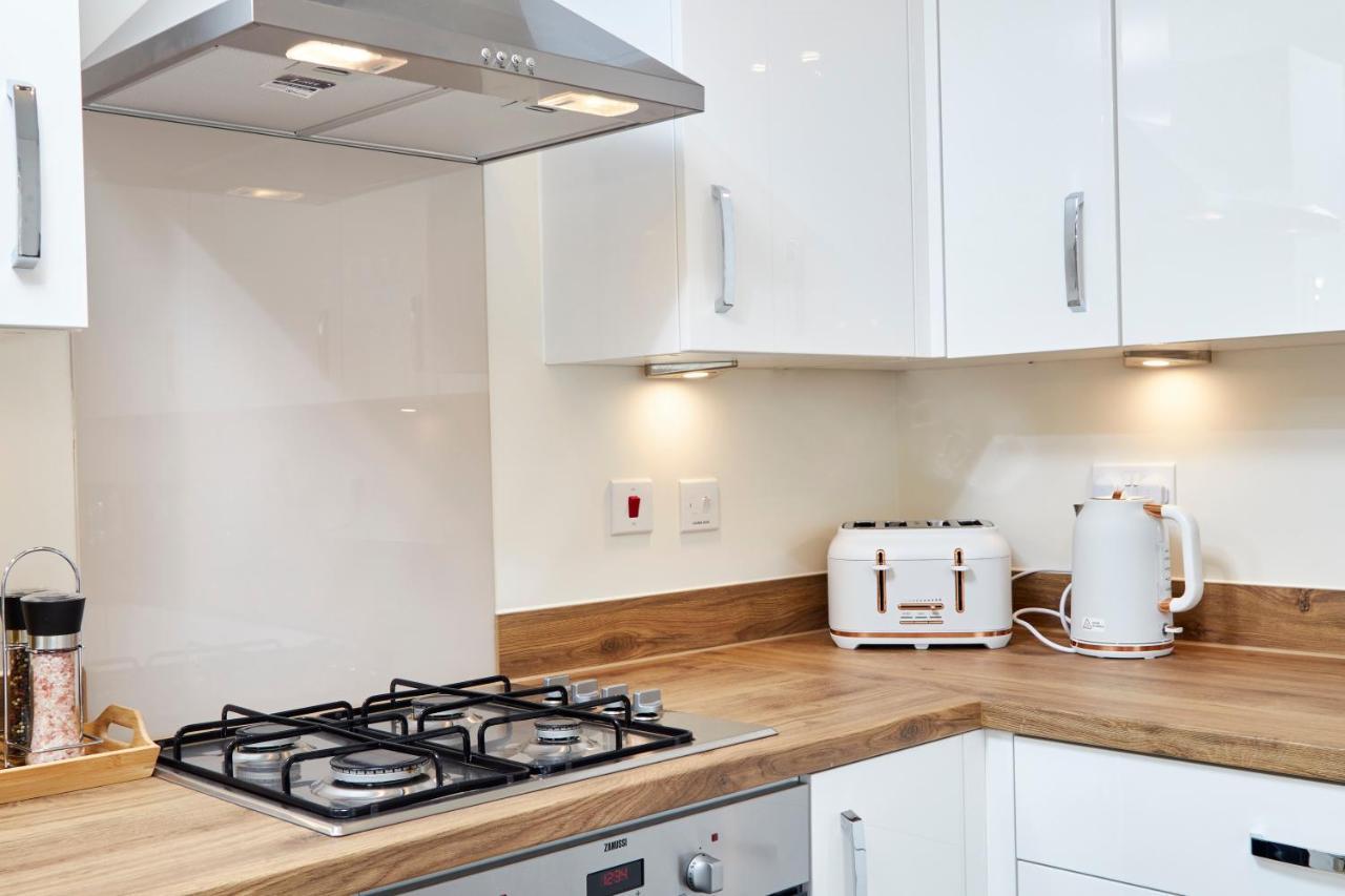 Superb 3Br House In Coventry Sleeps 9 W/Parking Villa Exterior photo