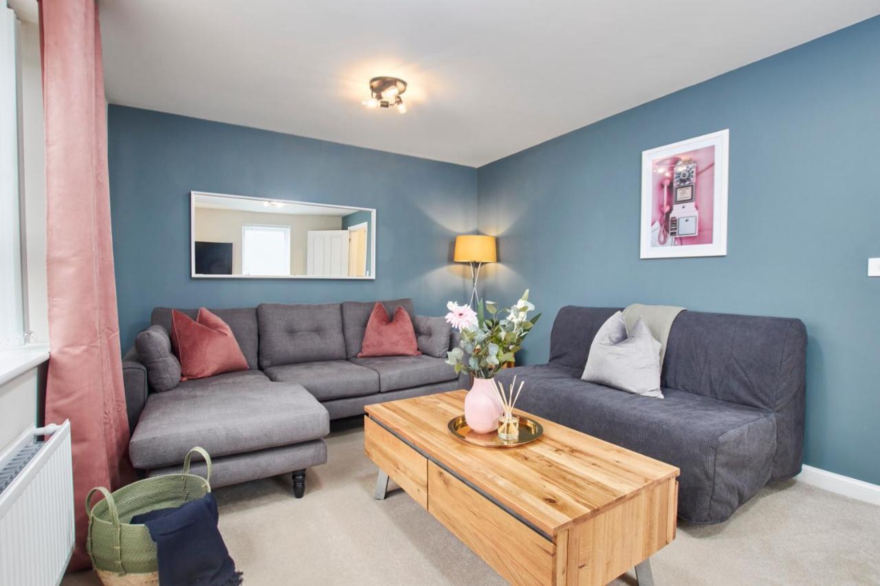 Superb 3Br House In Coventry Sleeps 9 W/Parking Villa Exterior photo