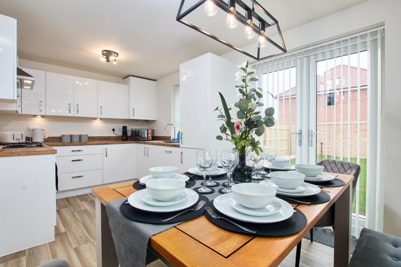 Superb 3Br House In Coventry Sleeps 9 W/Parking Villa Exterior photo