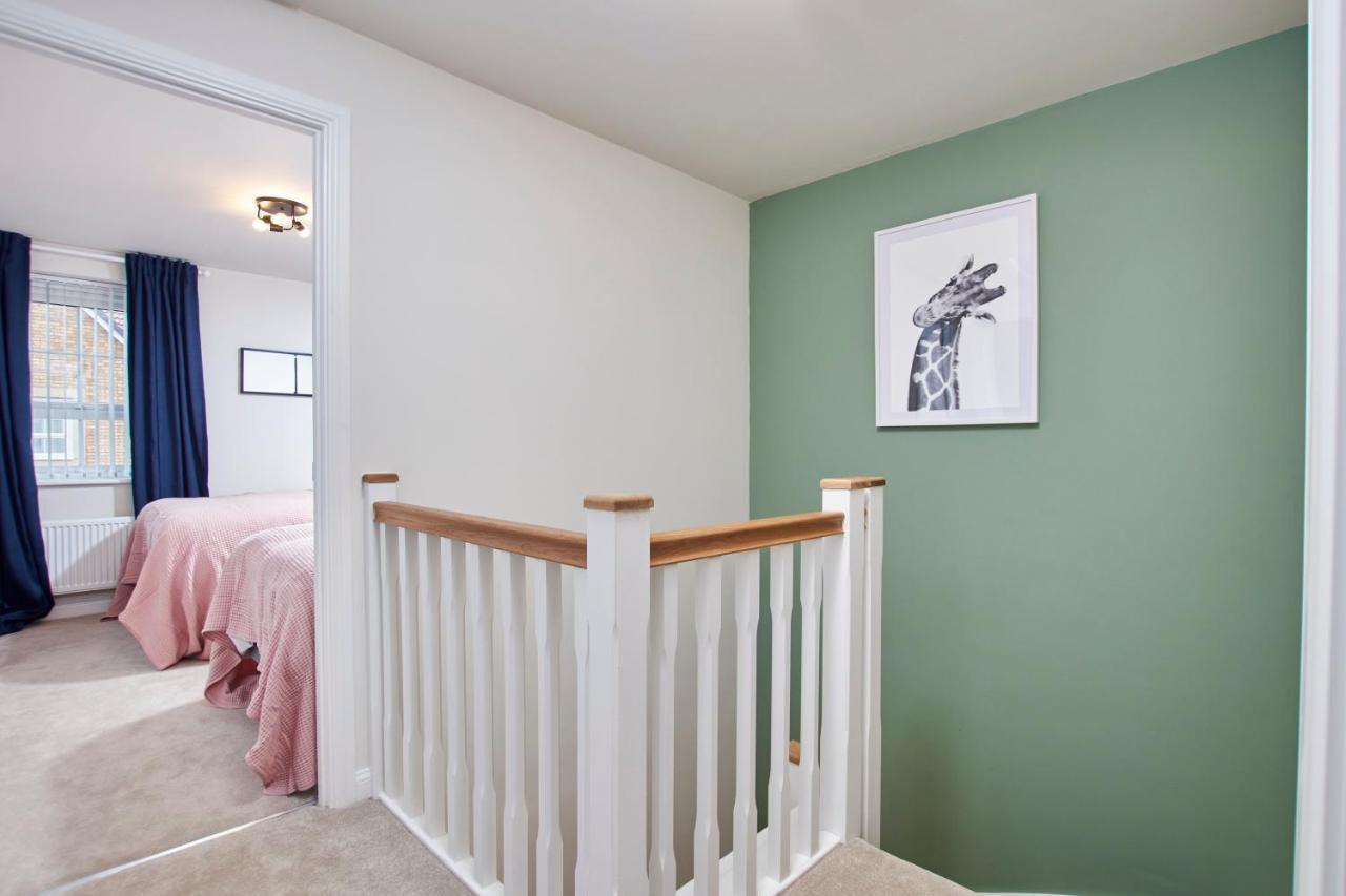 Superb 3Br House In Coventry Sleeps 9 W/Parking Villa Exterior photo