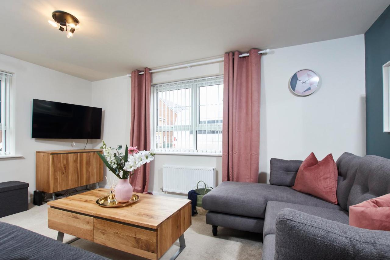 Superb 3Br House In Coventry Sleeps 9 W/Parking Villa Exterior photo