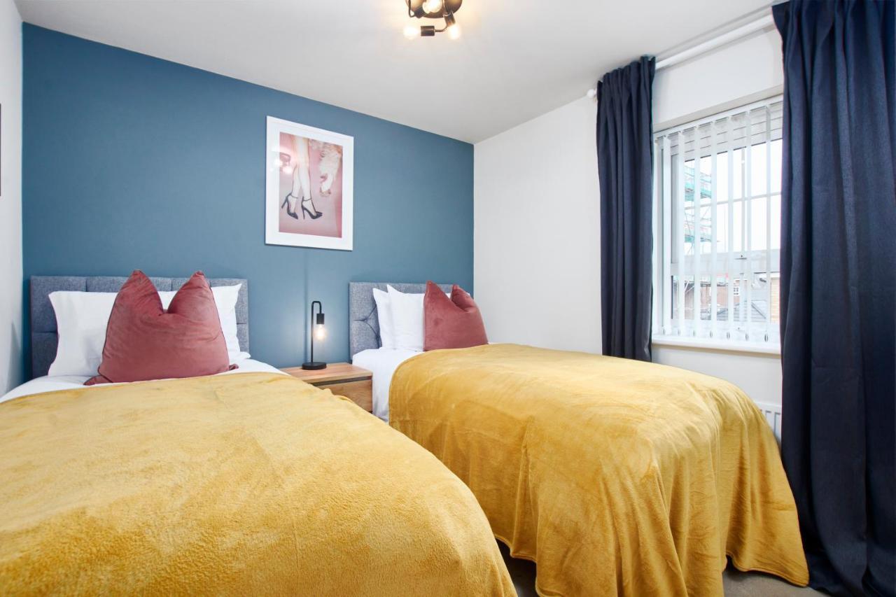 Superb 3Br House In Coventry Sleeps 9 W/Parking Villa Exterior photo