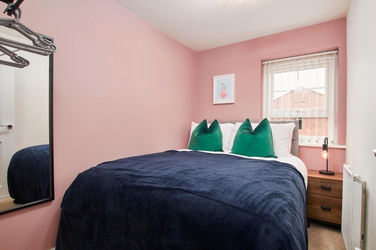 Superb 3Br House In Coventry Sleeps 9 W/Parking Villa Exterior photo