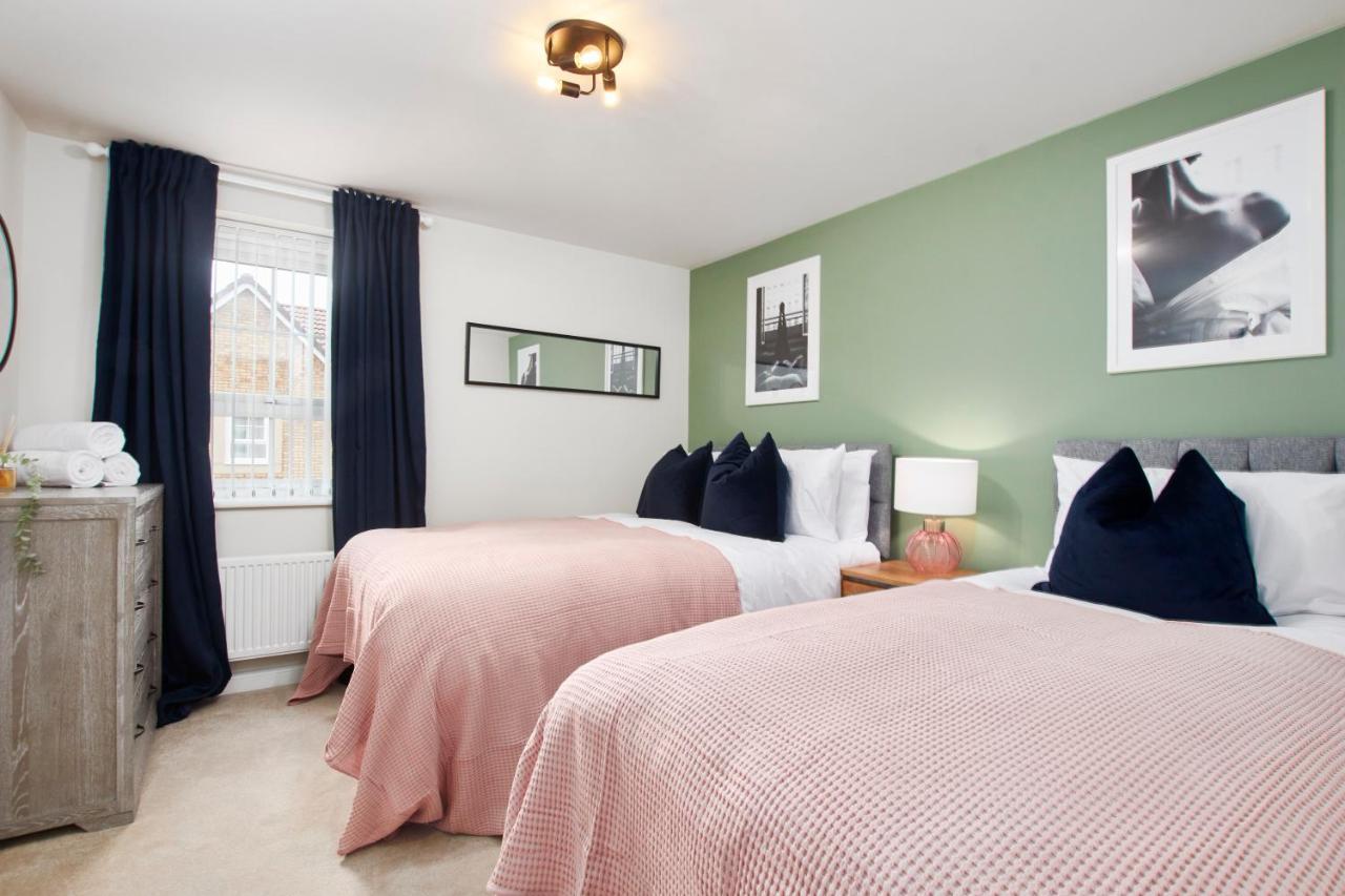 Superb 3Br House In Coventry Sleeps 9 W/Parking Villa Exterior photo